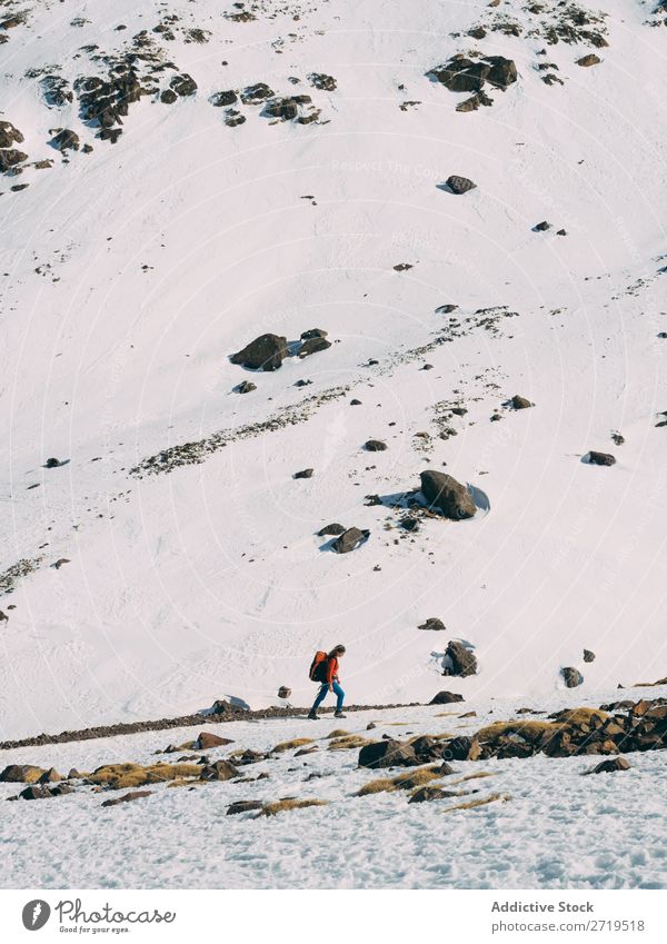 Person, die im Schnee in den Bergen wandert. Mensch Berge u. Gebirge Tourismus Winter Landschaft Felsen Abfahrt Wege & Pfade laufen Ferien & Urlaub & Reisen