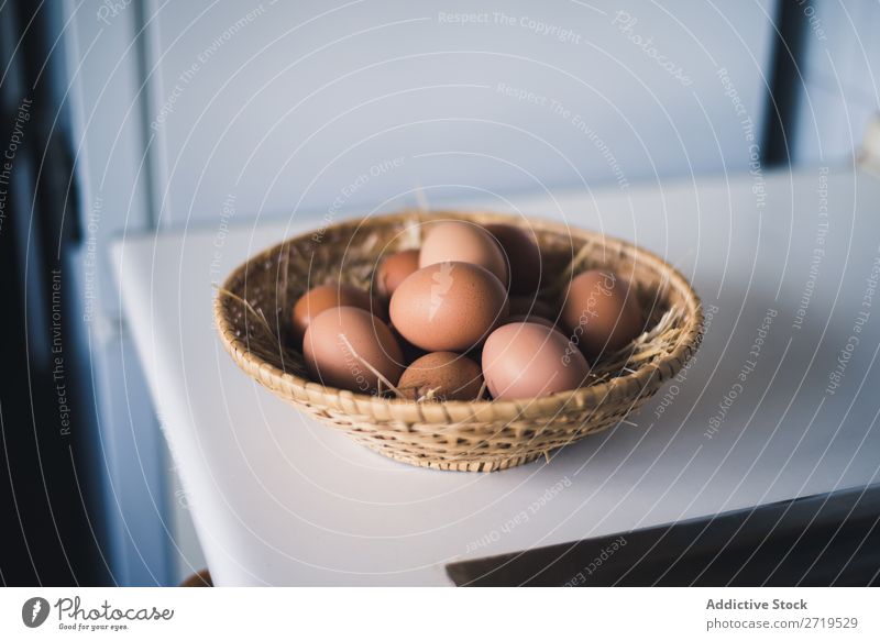 Strohschale mit Hühnereiern Ei Schalen & Schüsseln Hähnchen ganz Trinkhalm Korb Lebensmittel Zutaten kochen & garen frisch Protein natürlich organisch braun