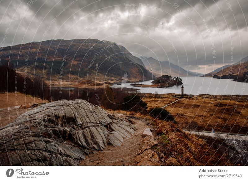 Küste des Bergsees Felsen See Hügel Berge u. Gebirge Landschaft Natur Wasser natürlich Stein schön Nebel Wolken Schottland Gras Ferien & Urlaub & Reisen Klippe