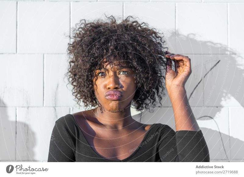 Ethnische Frau, die Gesichter macht urwüchsig hübsch schön Jugendliche Porträt Grimassen schneiden Gesichter machen Mensch attraktiv lockig schwarz