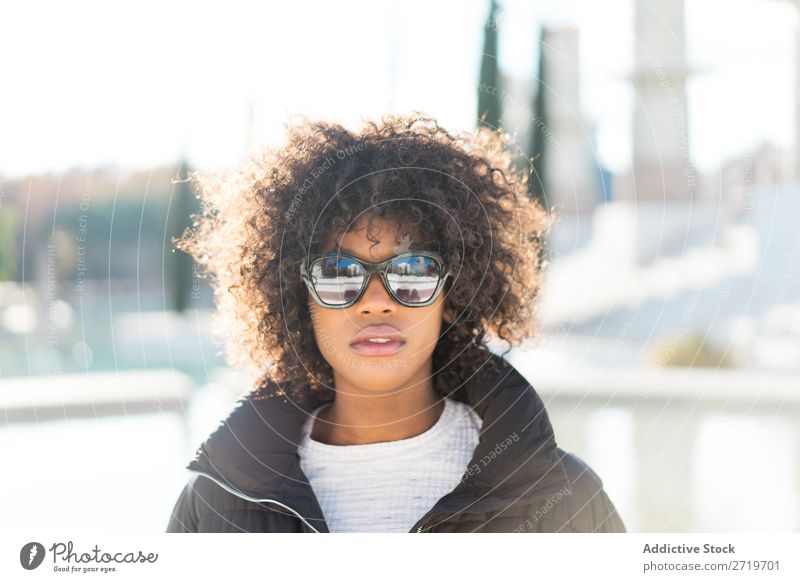 Stilvolle Frau am Stadtteich urwüchsig hübsch schön Jugendliche Sonnenbrille Teich Park Coolness Großstadt Porträt Mensch attraktiv lockig schwarz Gesicht