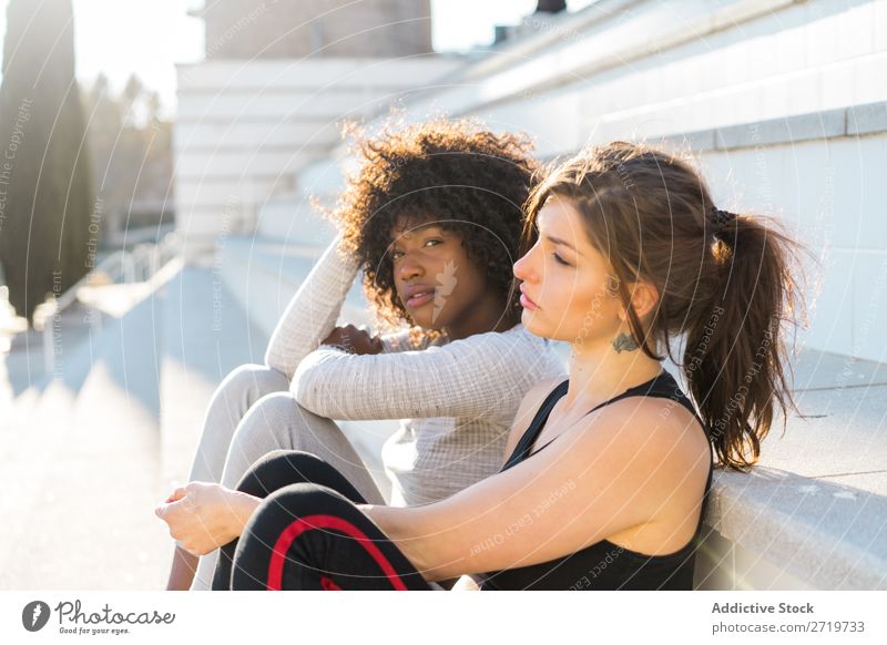 Glückliche Freunde auf der Treppe sitzen Frau hübsch schön Jugendliche Freitreppe Blick in die Kamera Coolness Großstadt Stadt Stil Porträt Mensch attraktiv