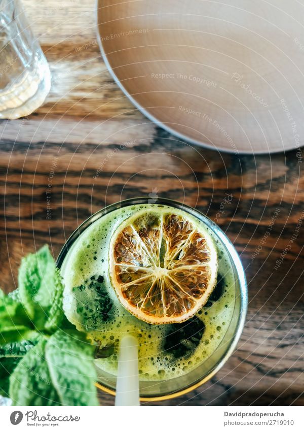 Draufsicht auf grünen Salat mit grünem Saft Biografie Handy Trinkhalm trinken Tisch gelb Handtuch Glas Lebensmittel Entzug Essen Milchshake gemischt