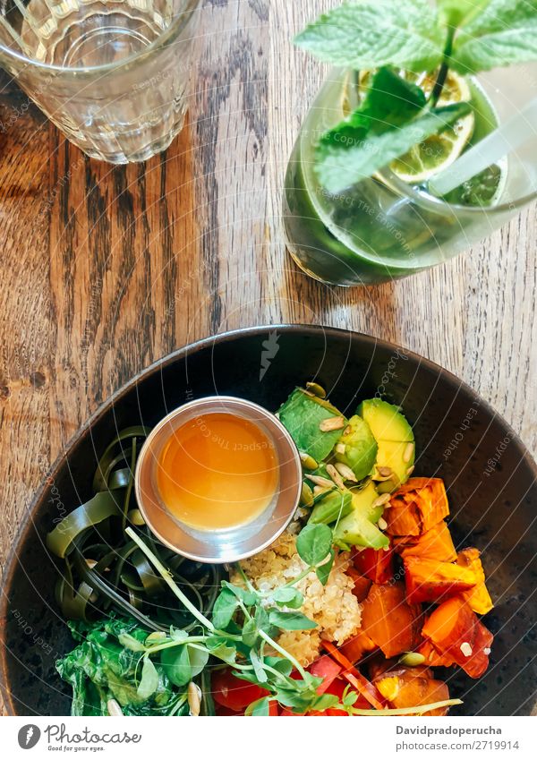 Draufsicht auf grünen Salat mit grünem Saft Gesundheit Vegane Ernährung Vegetarische Ernährung Mahlzeit Mittagessen Hintergrundbild Diät Lebensmittel organisch