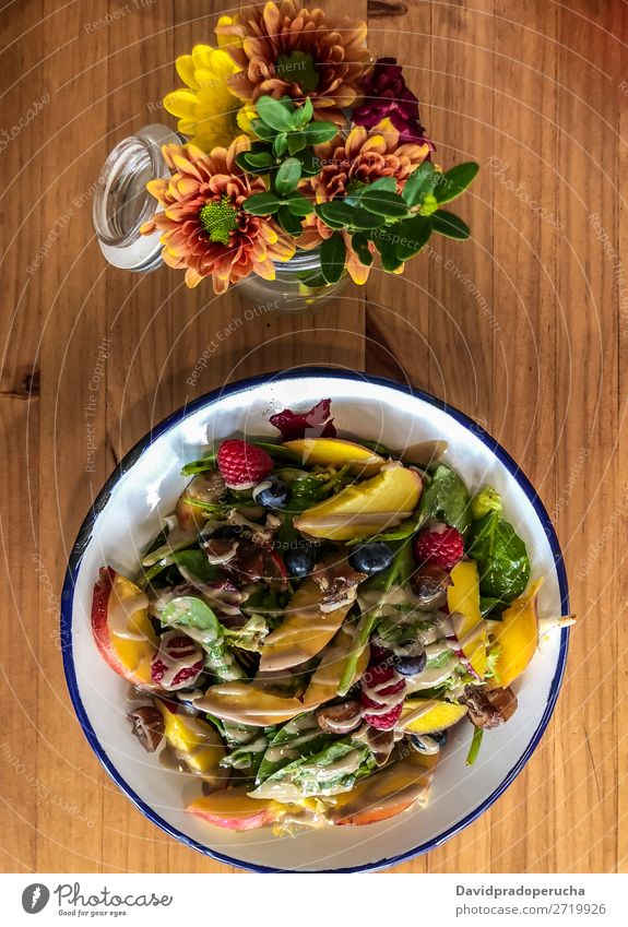Draufsicht auf grünen Salat mit Früchten Mahlzeit Mittagessen Vegetarische Ernährung Hintergrundbild weiß Diät Gesundheit Lebensmittel organisch Vorspeise