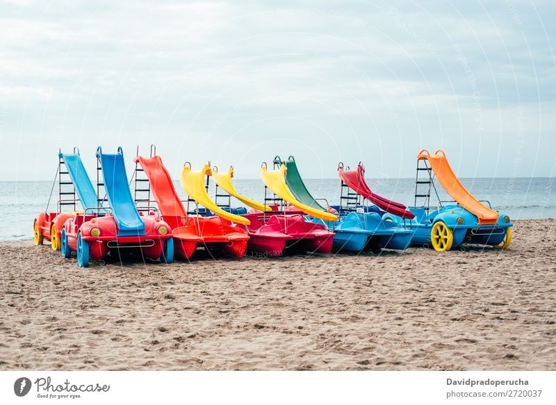bunte Pedale auf dem Strandsand Tretboot Sommer Wasserfahrzeug mehrfarbig Paddel Ferien & Urlaub & Reisen Katamaran rot Hintergrundbild weiß gelb Außenaufnahme
