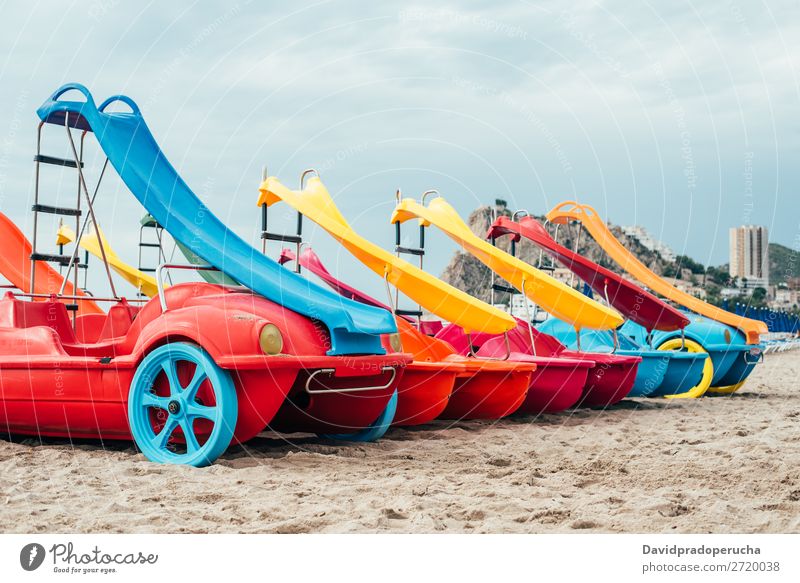 bunte Pedale auf dem Strandsand - ein lizenzfreies Stock Foto von Photocase