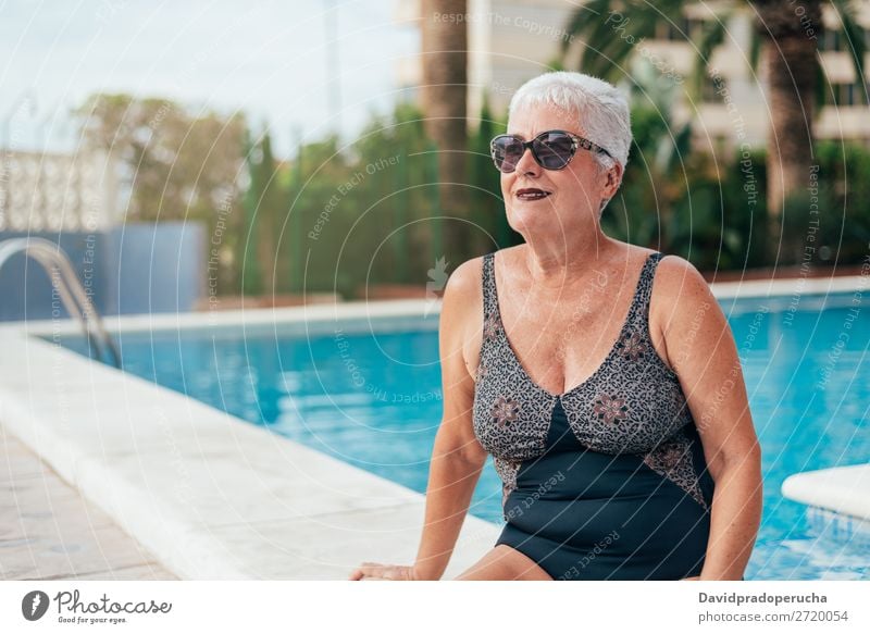 Ältere alte Frau graue Haare am Schwimmbad sitzend Ferien & Urlaub & Reisen Senior Freizeit & Hobby Wellness Kaukasier natürlich Glück genießen Erholung