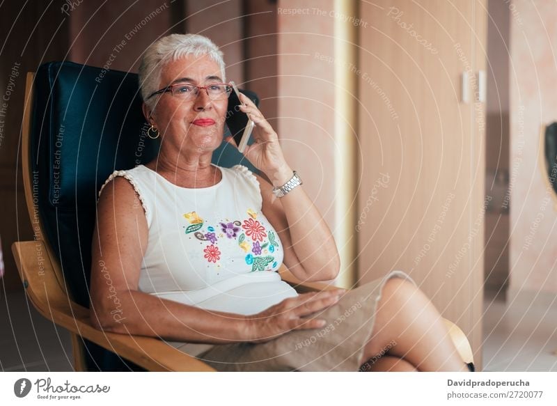 Ältere Frau auf dem Handy zu Hause graue Haare PDA alt heimwärts Mitteilung in den Ruhestand getreten Mensch Technik & Technologie Freizeit & Hobby sitzen