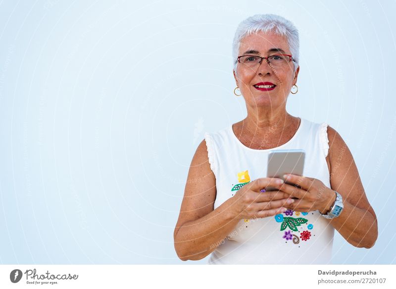 Glückliche ältere Frau auf dem Handy graue Haare alt Porträt Beautyfotografie in den Ruhestand getreten Mensch Senior Mitteilung Erholung Technik & Technologie