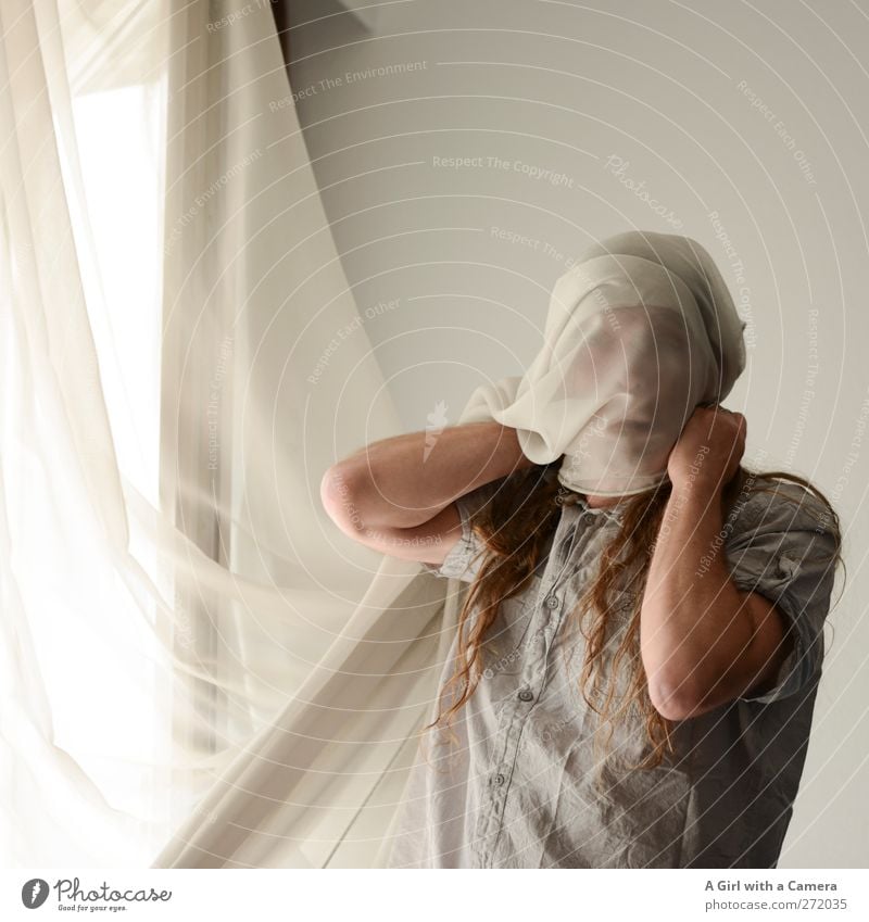 Einfallsreichtum im Schlafzimmer Mensch maskulin Junger Mann Jugendliche Erwachsene Leben Kopf 1 30-45 Jahre Hemd langhaarig verstecken verkleiden Vorhang