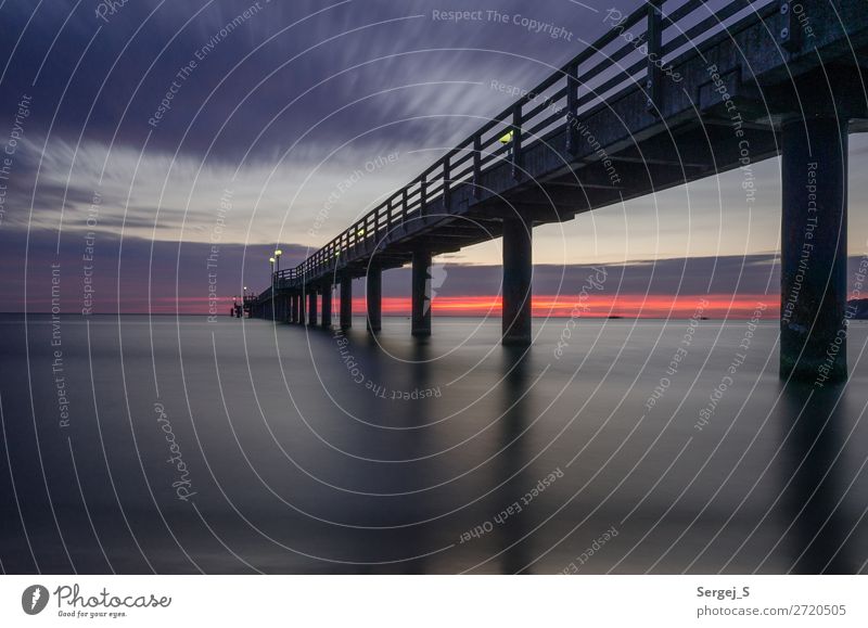 Seebrücke in der Morgendämmerung Ferien & Urlaub & Reisen Ferne Strand Meer Ostsee Binz Deutschland Menschenleer Holz Stahl stehen groß lang maritim violett