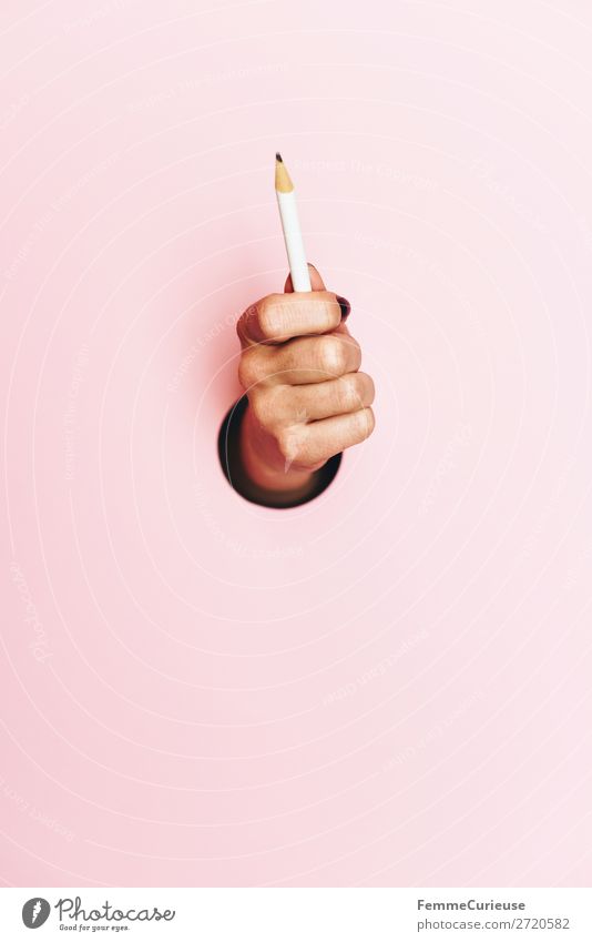 Hand of a woman holding pencil Schreibwaren Papier Kreativität Bleistift schreiben rosa Kreis ausgeschnitten festhalten Design Farbfoto Studioaufnahme