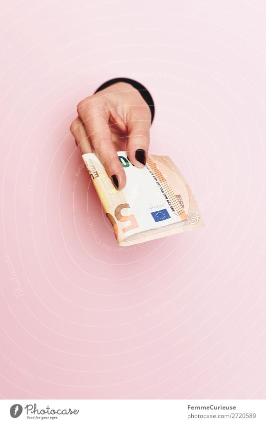 Hand of a woman holding a 50 Euro note feminin 1 Mensch Kapitalwirtschaft Geld bezahlen Finanzkrise festhalten rosa geben Kreis Papier ausgeschnitten