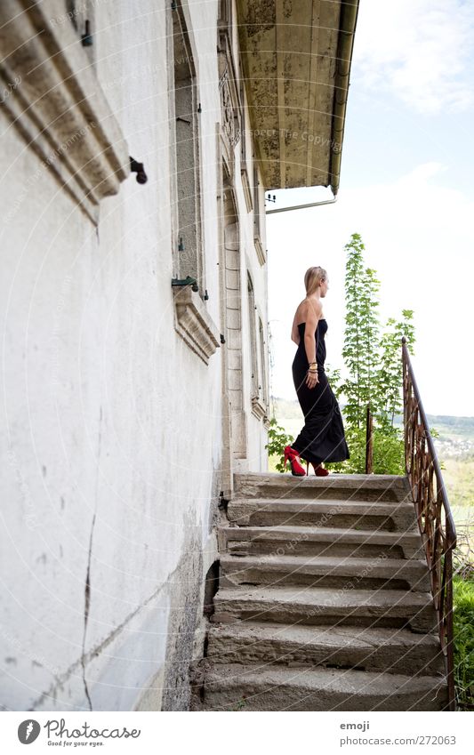 bewegt feminin Junge Frau Jugendliche 1 Mensch 18-30 Jahre Erwachsene Mode Kleid Damenschuhe schön Erotik Prinzessin elegant Treppe Haus Farbfoto Außenaufnahme