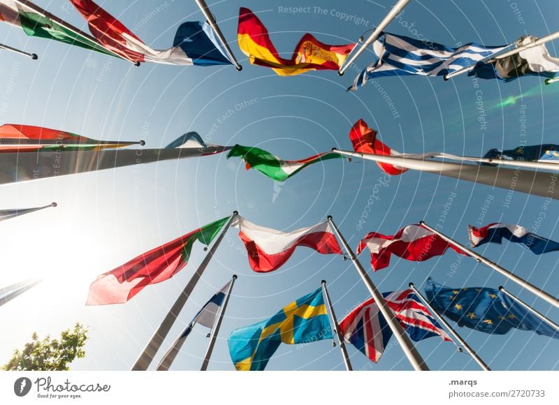 Flaggen Wolkenloser Himmel Zeichen Fahne viele Freiheit Politik & Staat Europa international Farbfoto Außenaufnahme Menschenleer Hintergrund neutral Sonnenlicht