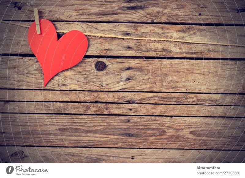 Vintage-Herz Glück Valentinstag Hochzeit Seil Papier Holz alt hängen Liebe retro rot Leidenschaft Romantik Wäscheleine Wäscheklammern Hintergrund Postkarte