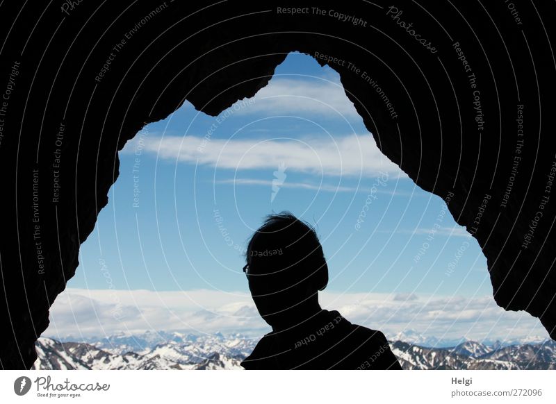 Silhouette eines Männerkopfes zwischen Felsen mit Blick auf die Alpen Ferien & Urlaub & Reisen Tourismus Ausflug Sommer Berge u. Gebirge wandern Mensch maskulin