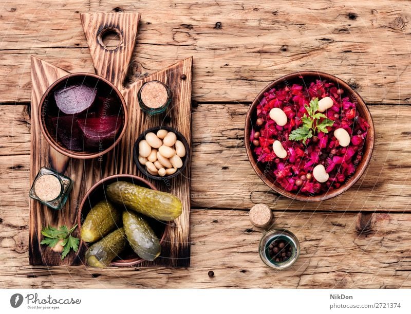 Beliebte Gemüsesalat-Vinaigrette Salatbeilage Rübe Lebensmittel Salat-Vinaigrette Russisches Essen Bestandteil Vegetarier Gesundheit Rote Beete rot frisch