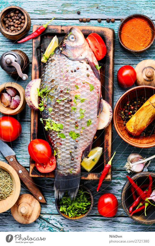 Frischer Fisch und Lebensmittelzutaten roh Karpfen Meeresfrüchte roher Fisch frisch Mahlzeit Bestandteil Gesundheit Schneidebrett Essen zubereiten Paprika