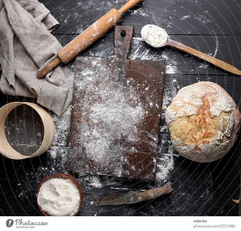 gebackenes Brot, weißes Weizenmehl Schalen & Schüsseln Messer Löffel Tisch Küche Sieb Holz machen dunkel frisch oben braun schwarz Tradition kulinarisch