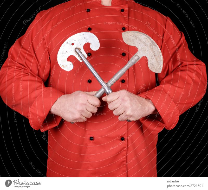 Chefkoch in roter Textiluniform mit alten Metallmessern Fleisch Messer Körper Küche Arbeit & Erwerbstätigkeit Koch Mann Erwachsene Hand Stahl schwarz weiß groß