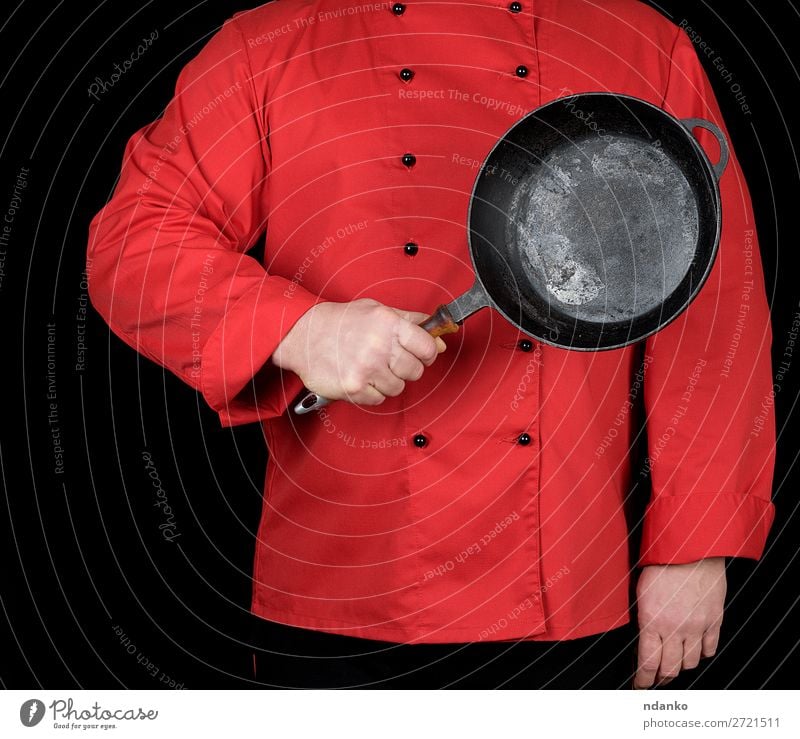 in roter Uniform kochen, mit Bratpfanne Pfanne Küche Restaurant Beruf Koch Mensch Mann Erwachsene Hand Bekleidung schwarz Gußeisen Kaukasier Küchenchef