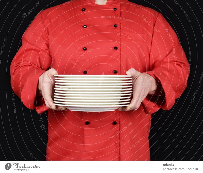 Koch in roter Uniform hält Teller Küche Restaurant Beruf Mensch Mann Erwachsene Hand dunkel schwarz weiß zeigen Kaukasier Keramik Küchenchef Essen zubereiten