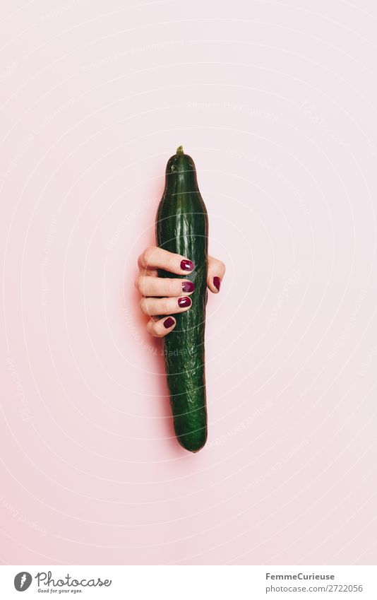 Hand of a woman holding a cucumber feminin 1 Mensch Papier ästhetisch Phallussymbol Penis fruchtbar Gurke Gesunde Ernährung Gemüse Nagellack rosa grün bordeaux