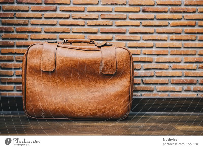 Altes altes Ledergepäck im Taschenstil mit Backsteinwandhintergrund Stil Design Ferien & Urlaub & Reisen Tourismus Ausflug Kunst Verkehr Mode Koffer fallen
