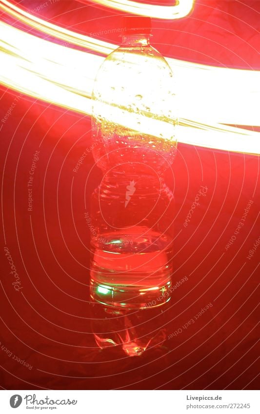 Rotlichtflasche Getränk Erfrischungsgetränk Trinkwasser Flasche leuchten rot Farbfoto Innenaufnahme Nacht Kunstlicht Licht Lichterscheinung Gegenlicht