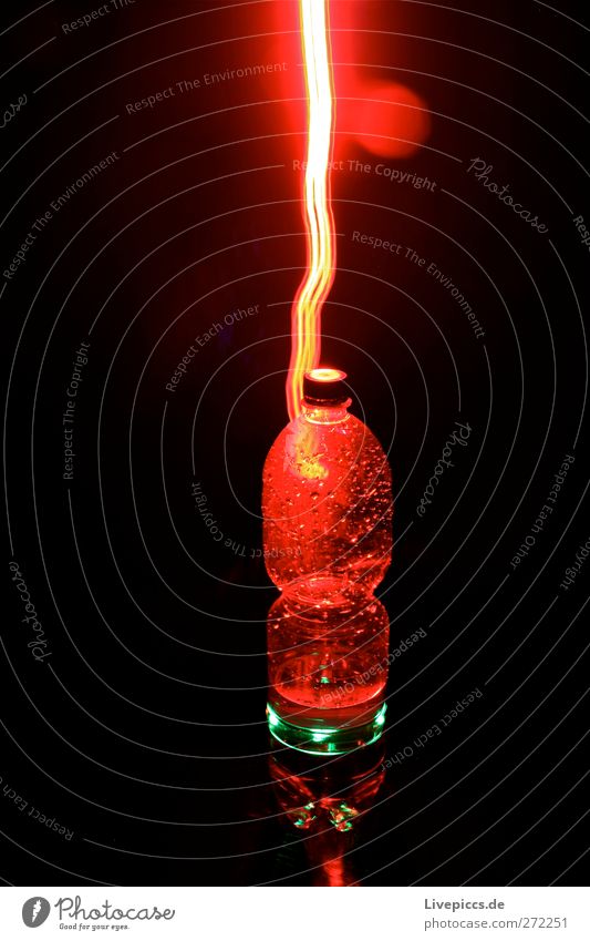 Rotlichtflasche Getränk Erfrischungsgetränk Trinkwasser Flasche leuchten rot Farbfoto Innenaufnahme Nacht Kunstlicht Licht Lichterscheinung Gegenlicht