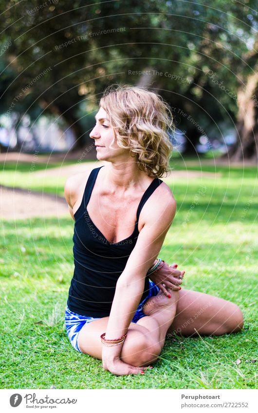 Hübsche Frau, die Yoga-Übungen im Park macht. Lifestyle Glück schön Körper Gesundheitswesen Wellness Leben harmonisch Erholung Freizeit & Hobby Sommer Sport