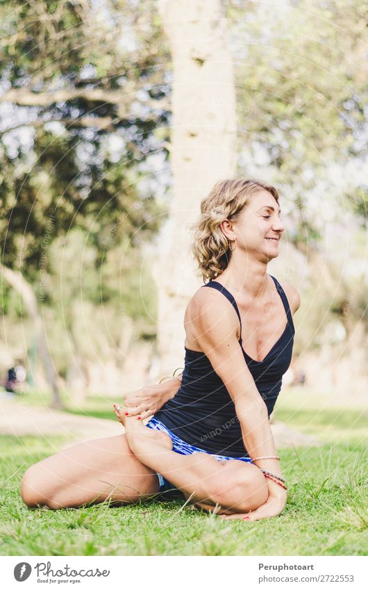 Hübsche Frau, die Yoga-Übungen im Park macht. Lifestyle Glück schön Körper Gesundheitswesen Wellness Leben harmonisch Erholung Freizeit & Hobby Sommer Sport