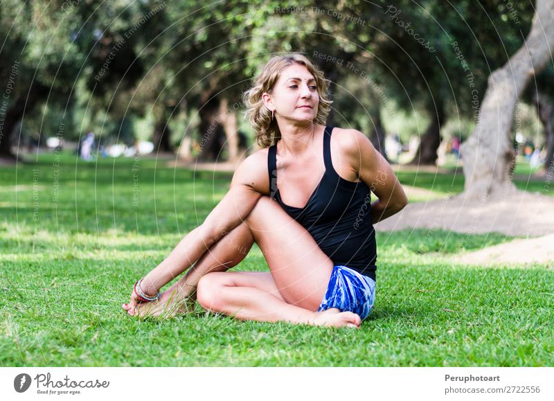 Hübsche Frau macht Yoga-Übungen im Park Lifestyle Glück schön Körper Gesundheitswesen Wellness Leben stimmig Erholung Freizeit & Hobby Sommer Sport Mensch