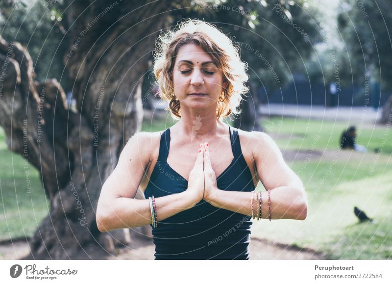 Junge Frau meditiert in der Yoga-Asana Padmasana - Lotus-Pose Lifestyle Wellness Leben Erholung Meditation Mensch Erwachsene Natur Herbst Blatt Park Holz sitzen