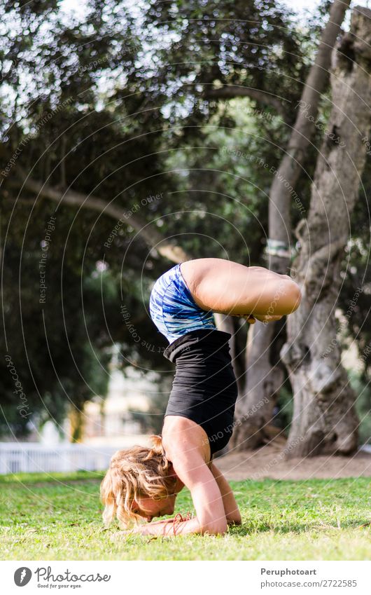 Junges Mädchen steht auf dem Kopf und macht Yoga im Park. Lifestyle schön Körper Erholung Meditation Sommer Sport Mensch Frau Erwachsene Natur Herbst Fitness