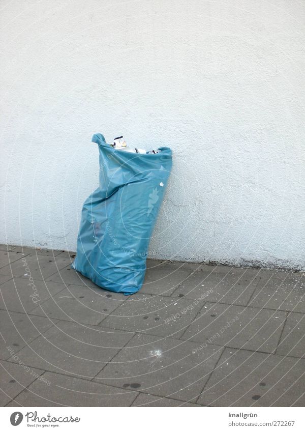 Hol mich ab! Umwelt Mauer Wand Müll Müllsack stehen dreckig Stadt blau grau weiß Gefühle Ordnungsliebe Reinlichkeit Sauberkeit Umweltverschmutzung Reichtum