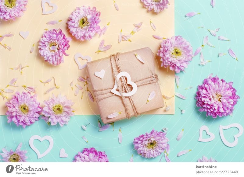 Blumenkomposition mit Herzen und Geschenkbox Design Dekoration & Verzierung Hochzeit Frau Erwachsene Mutter Kunst oben gelb rosa Kreativität Hintergrund