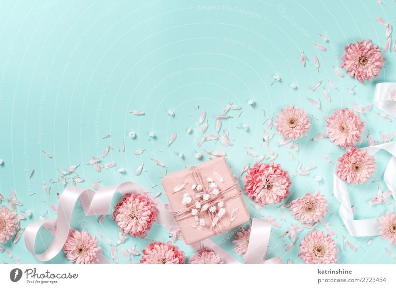 Blumenkomposition mit Blumen und Geschenkbox Design Dekoration & Verzierung Hochzeit Frau Erwachsene Mutter Kunst Schnur oben gelb rosa Kreativität Hintergrund