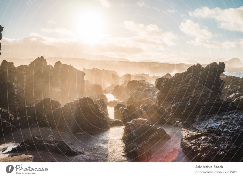 Nahaufnahme einiger Felsen am Strand Wasser blau See Himmel Farbe Meer winken weiß Natur Sonnenuntergang Muster Stein Hintergrundbild Menschenleer Wolken