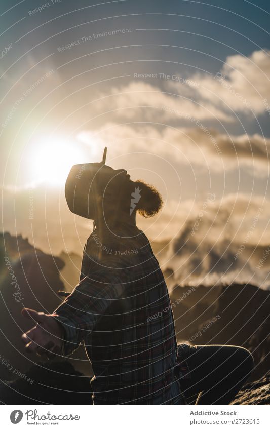 Tourist, der an sonnigen Tagen auf einer Klippe steht. Natur Mann bärtig Hügel Berge u. Gebirge Sonnenuntergang Abend Silhouette Ferien & Urlaub & Reisen