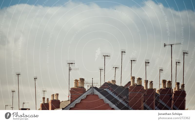 voller Empfang Großbritannien England Stadt bevölkert Haus ästhetisch lustig Antenne Dach Himmel Wolken Schornstein senden Fernsehen veraltet viele