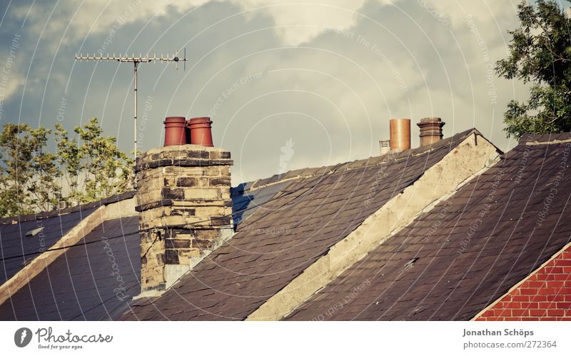 britische Dächer I Himmel Schönes Wetter England Großbritannien Stadt Stadtrand Haus Einfamilienhaus Dach Schornstein Antenne ästhetisch Häusliches Leben