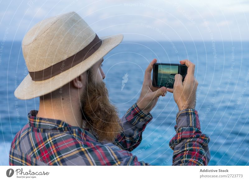 Tourist Mann beim Fotografieren Natur bärtig heiter zeigen Seeküste Meer Ferien & Urlaub & Reisen Azoren Abenteuer Landschaft wandern Außenaufnahme Aussicht