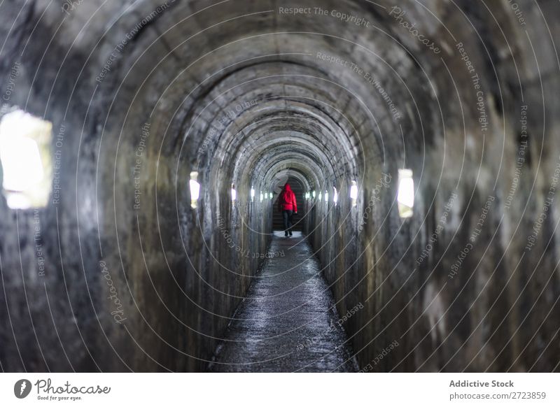 Person, die durch einen beleuchteten Tunnel geht. Mann laufen erleuchten Licht dunkel Entwurf Einsamkeit U-Bahn Gang Mensch Azoren Ausgang Mysterium Straße hell