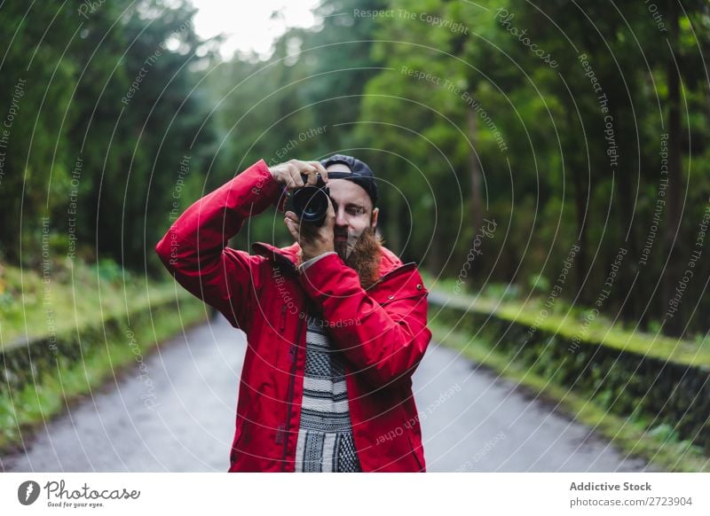 Bartiger Mann, der im Wald schießt. Tourist Natur Fotokamera Fotograf Schießen Fokussierung bärtig grün Ferien & Urlaub & Reisen Abenteuer Azoren Landschaft