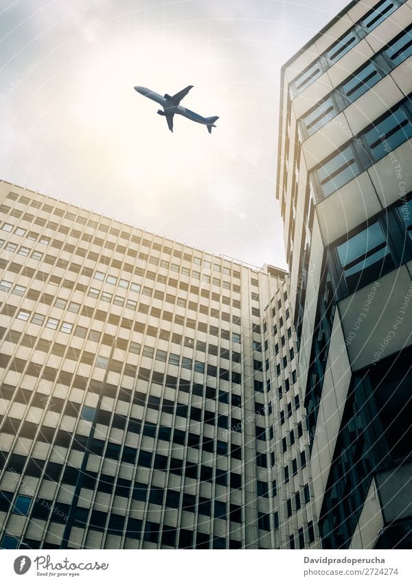 Flugzeug fliegt über das Gebäude Himmel Fluggerät Luftverkehr fliegen Großstadt Tower (Luftfahrt) Flughafen Fliege von unten Architektur Turm Abheben