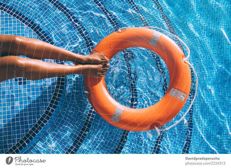 Frauenbeine im Schwimmbad mit Lebensretterin urwüchsig Sommer Rettungsschwimmer Sonnenbad Barfuß Beine Pediküre Erholung Haut Schwimmsport Bräune Wasser