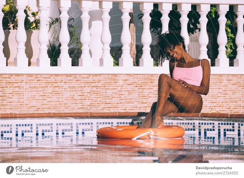 Schwarze Frau im Schwimmbad mit Lebensretterin urwüchsig Sommer Rettungsschwimmer Sonnenbad Barfuß Beine Pediküre Erholung Haut Schwimmsport Bräune Wasser